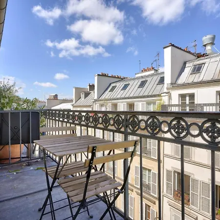 Stunning 1br Flat With Balcony Near Metro Station דירה *