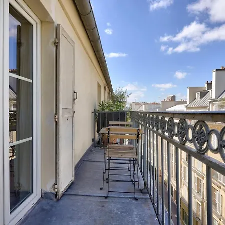 Stunning 1br Flat With Balcony Near Metro Station דירה פריז