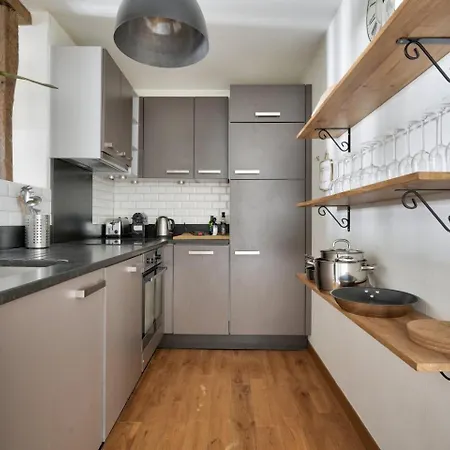 דירה Stunning 1br Flat With Balcony Near Metro Station