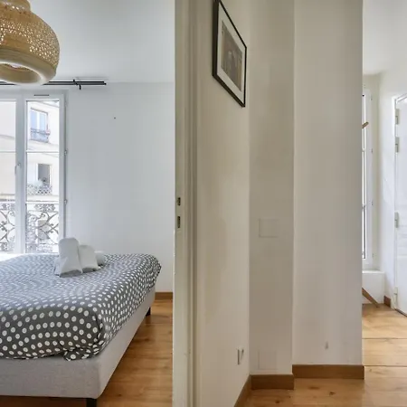 Stunning 1br Flat With Balcony Near Metro Station פריז