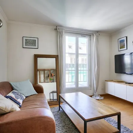 Stunning 1br Flat With Balcony Near Metro Station דירה *